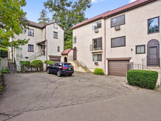 Building Photo - 272 Hubbard Ave
