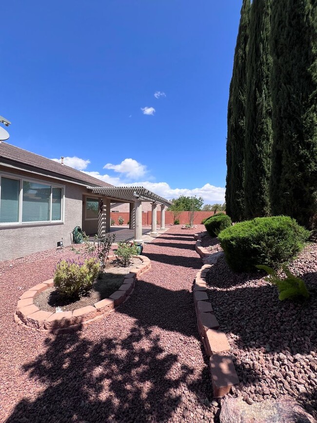 Building Photo - Stunning 4-Bed 3 Car Garage Gated Single S...