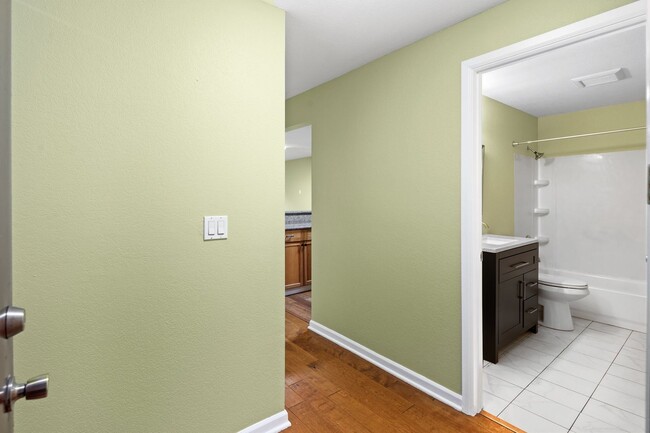Building Photo - Ground floor 1 bed + bonus room in prime B...