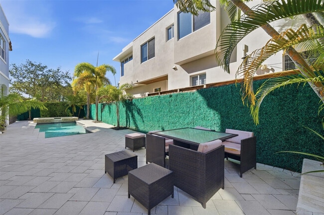 Building Photo - 2515 NE 18th St