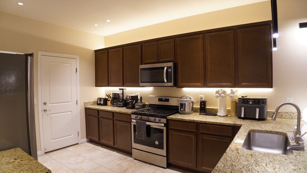 Building Photo - 5532 Autumn Cliffs Way