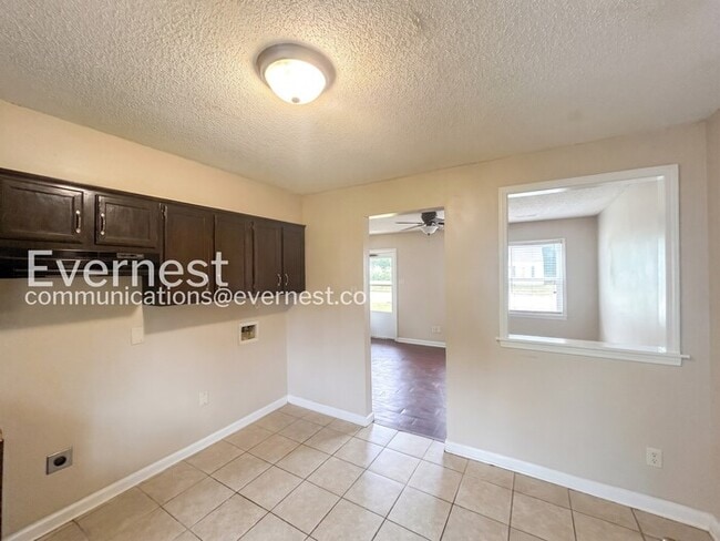 Building Photo - 2 Bed, 1 Bath Home with Fenced Yard / Pet-Friendly / Available Now!