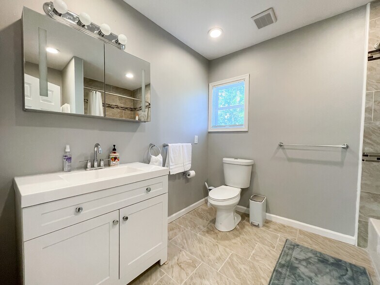 Building Photo - 1701 Spence St