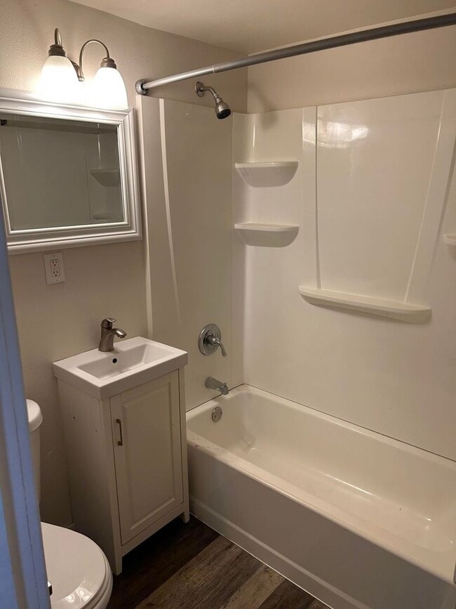 Building Photo - 2 Bedroom House