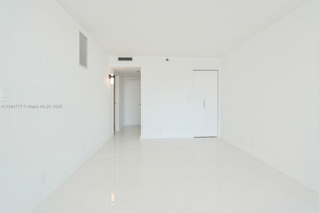 Building Photo - 7601 E Treasure Dr