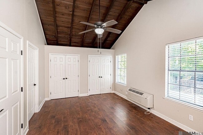 Building Photo - 3003 Greenwood Dr