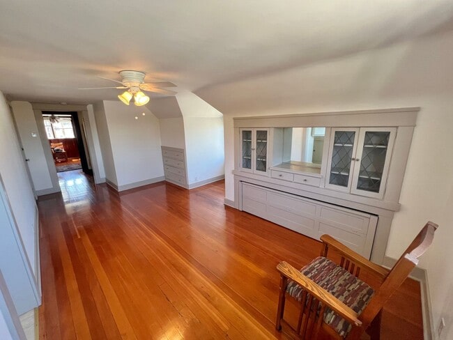 Building Photo - Historic Bluff Park 1BD Retreat | Top Floor Vintage Gem