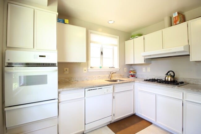 Building Photo - Charming 3 Bed 2.5 Bath Brick Home With Sp...