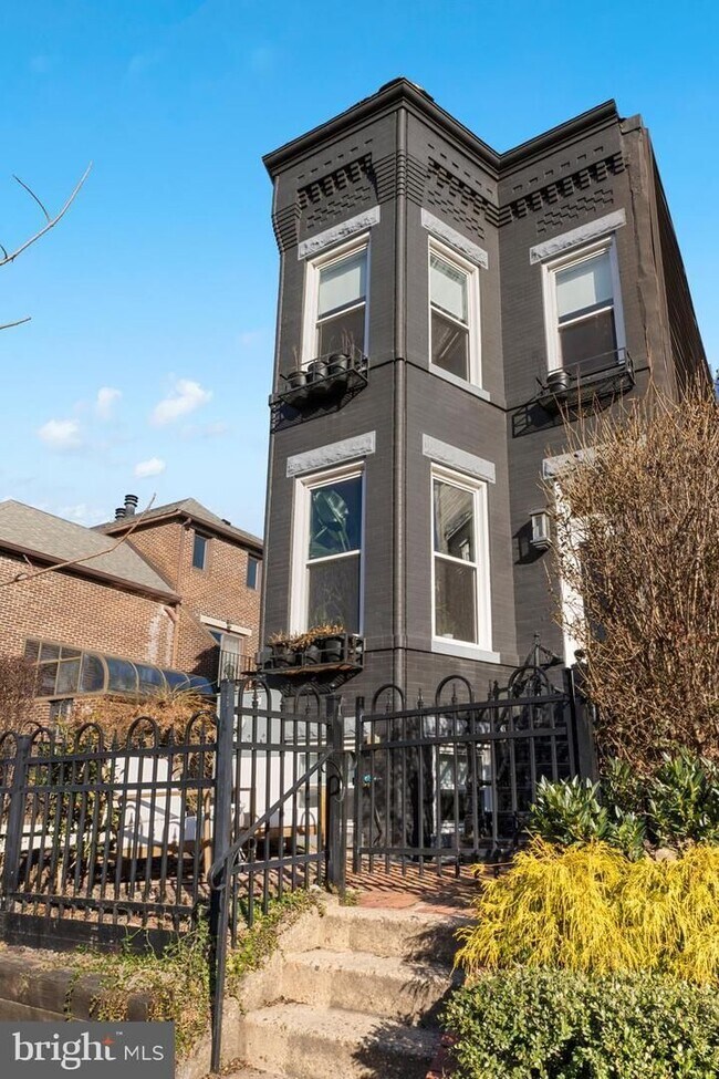 Building Photo - Logan Circle Beauty with PARKING