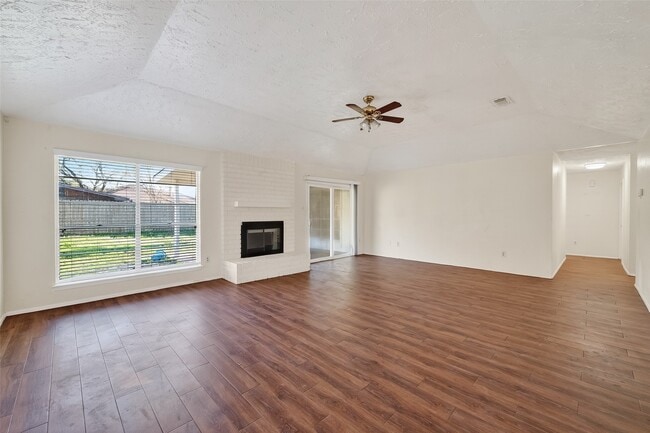 Building Photo - 15811 Pfeiffer Dr