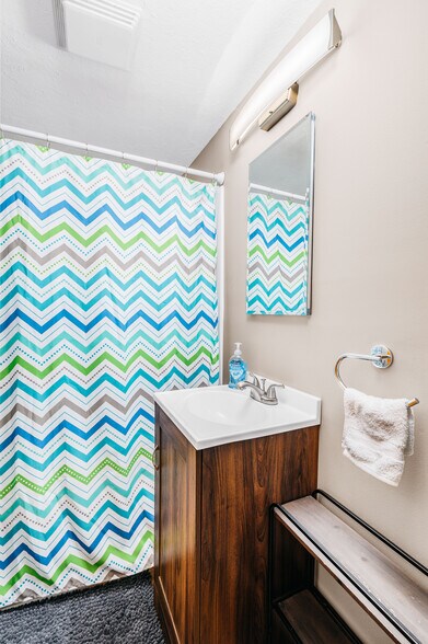 Building Photo - 586 Applegate Dr