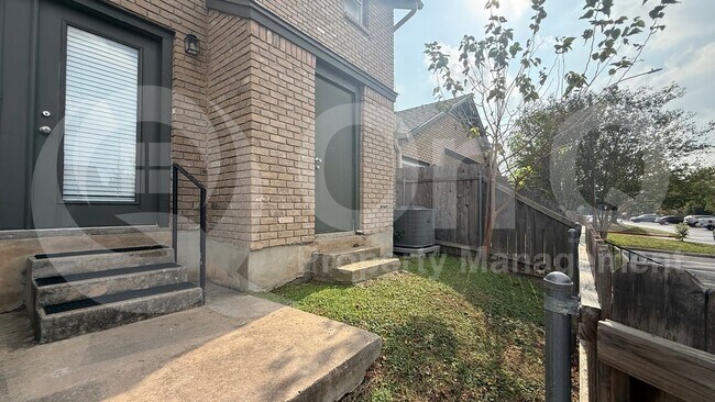 Building Photo - 1015 E Yager Ln