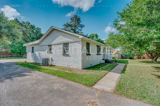Building Photo - 3 Bed 2 Bath Gem in Midtown Mobile!!