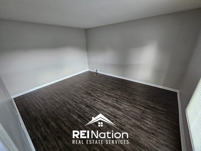 Building Photo - Grand 5BR/3BA East Memphis Estate | 2,603 Sq Ft, Hardwood Floors, Fireplace & Large Yard