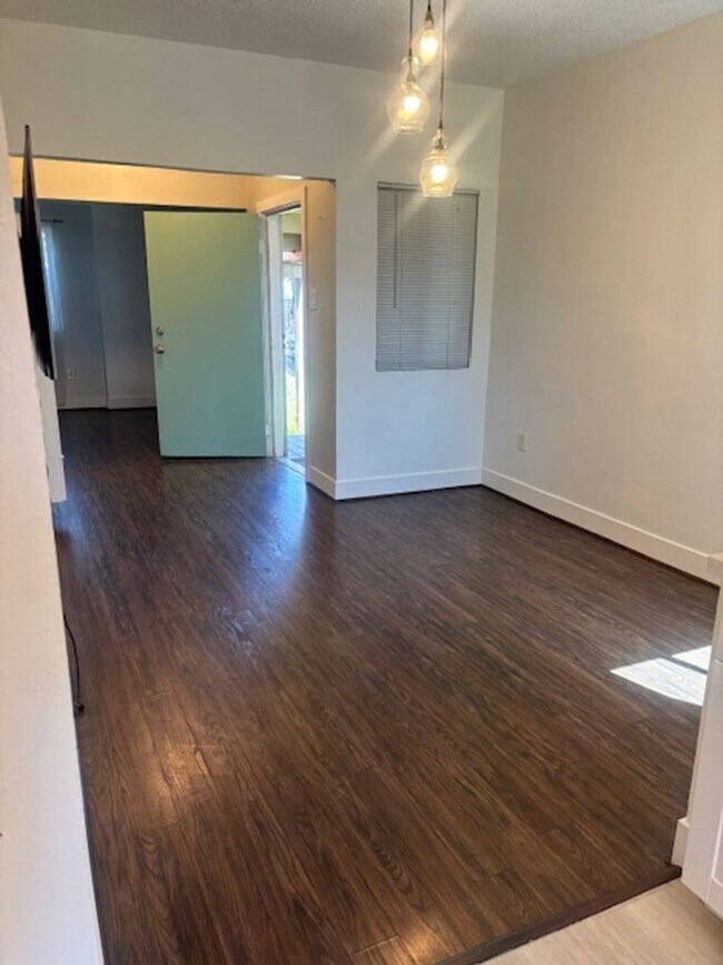 Building Photo - 725 44th St