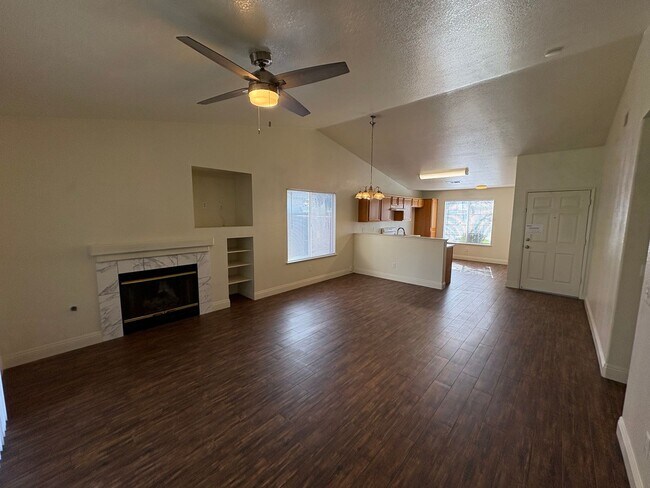 Building Photo - SE Visalia home Rent Ready!