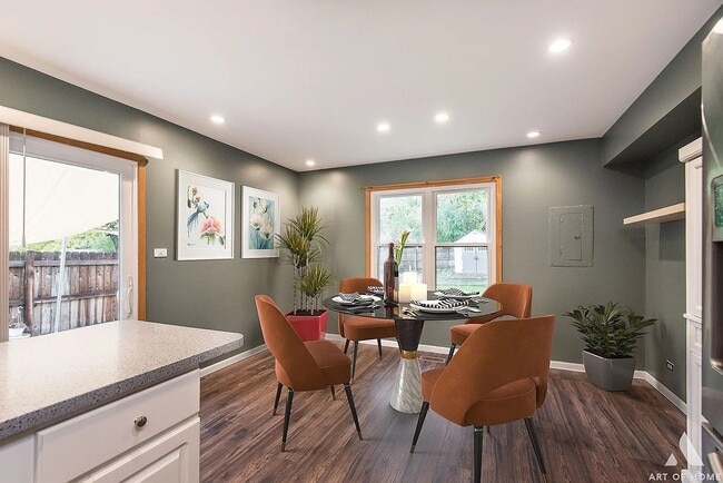 Building Photo - Beautiful Townhouse In Naperville