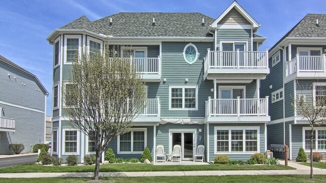 Building Photo - Lovely Condo Available Early September 2024