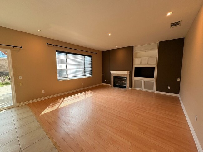 Building Photo - 4 Bed, 3 Bath in Corona!