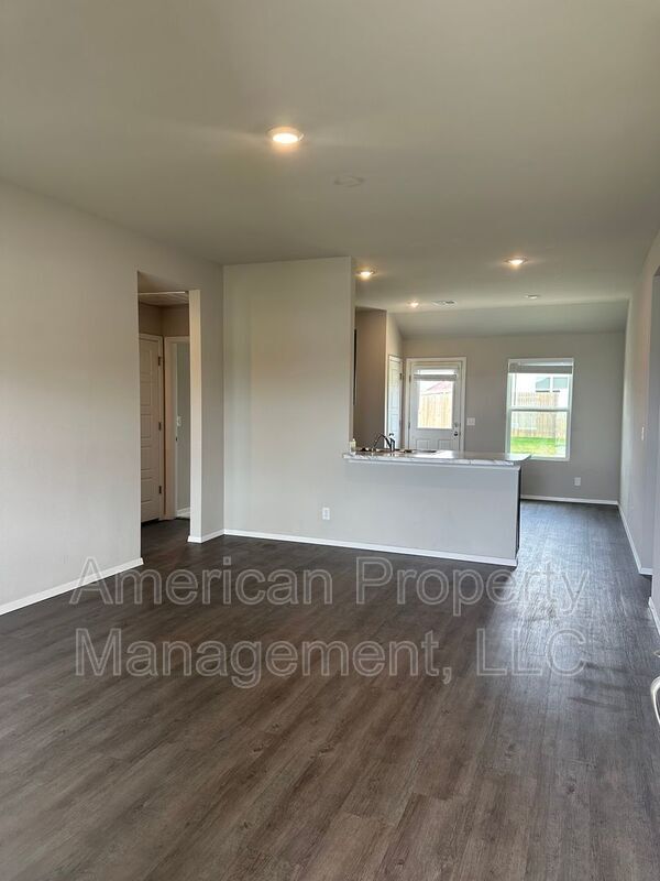 Building Photo - 1107 W Abilene Rd