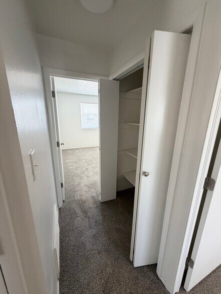 Building Photo - 866 E 500 N