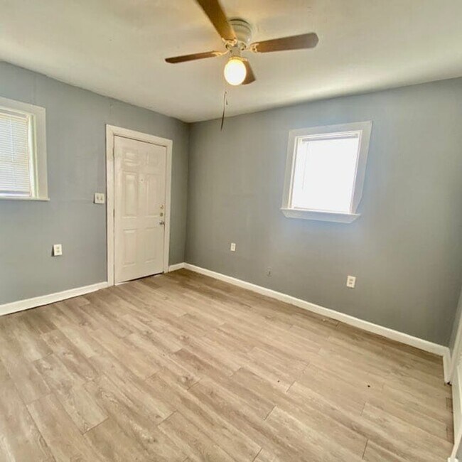 Building Photo - Handyman Special $0 First Month's Rent / $0 Deposit at move-in “You fix, you SAVE BIG!!” Contact ...