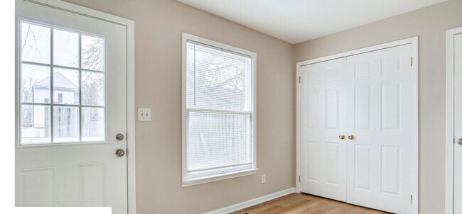 Building Photo - Live in the Heart of It All – 2BR Duplex w...