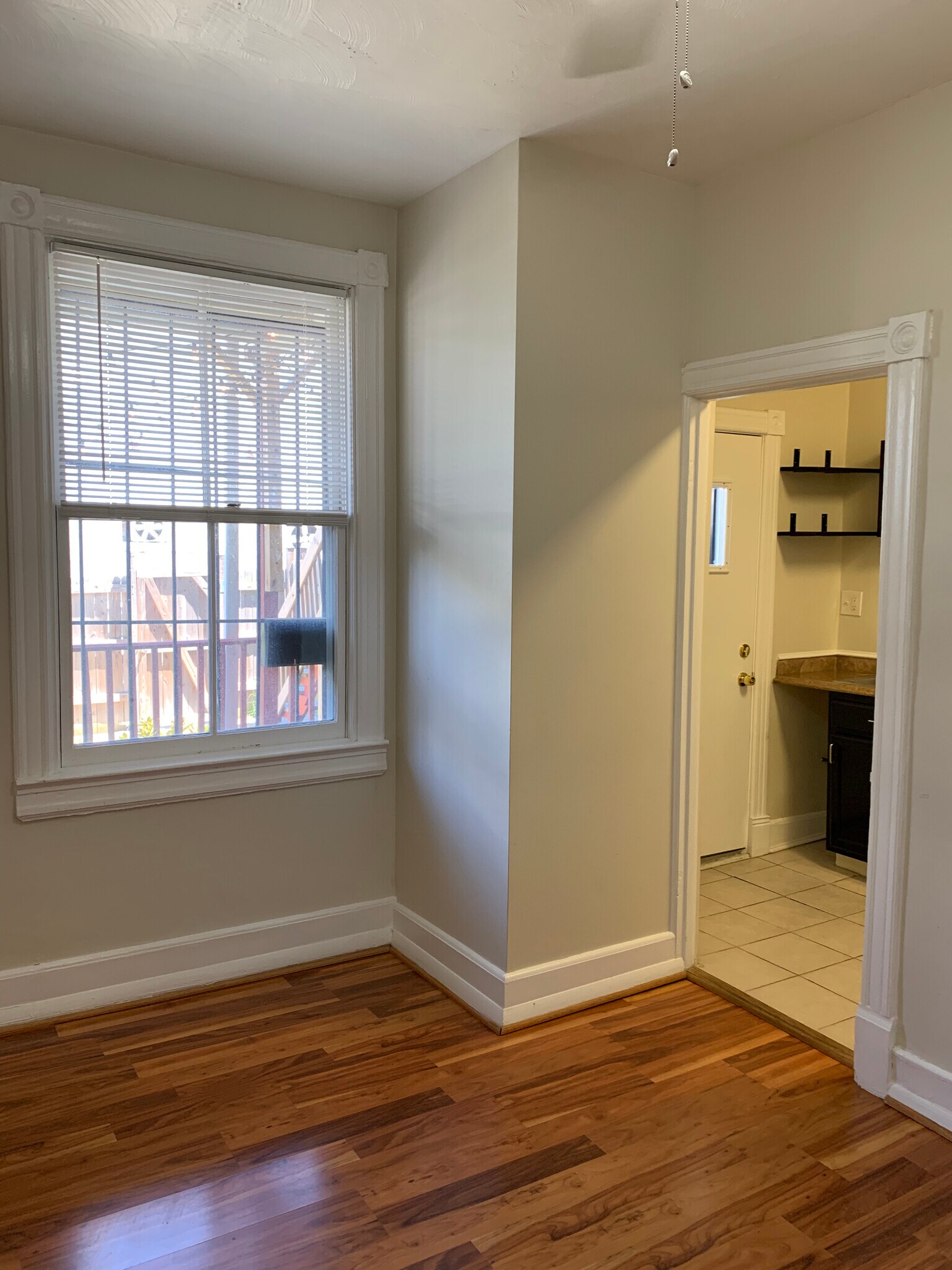 Building Photo - 527 9th St NE