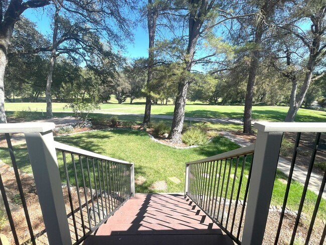 Building Photo - 3/2 plus a large bonus room-Home on golf c...