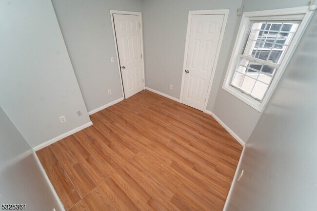 Building Photo - 331 Straight St