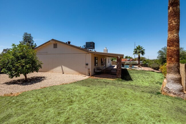 Building Photo - 802 E Caribbean Ln