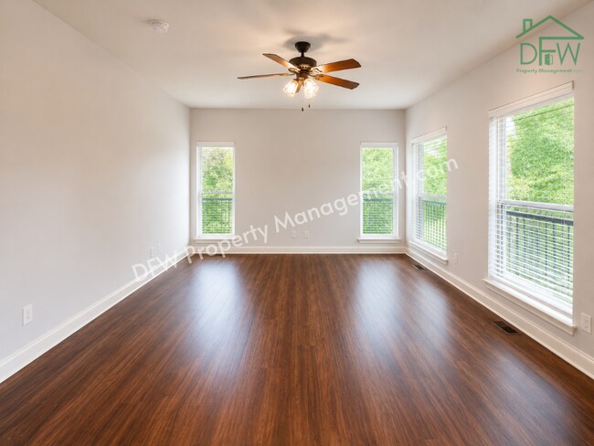 Building Photo - Luxury Renovated Townhome with Rooftop Skyline Views | Walk to Restaurants, Parks & More