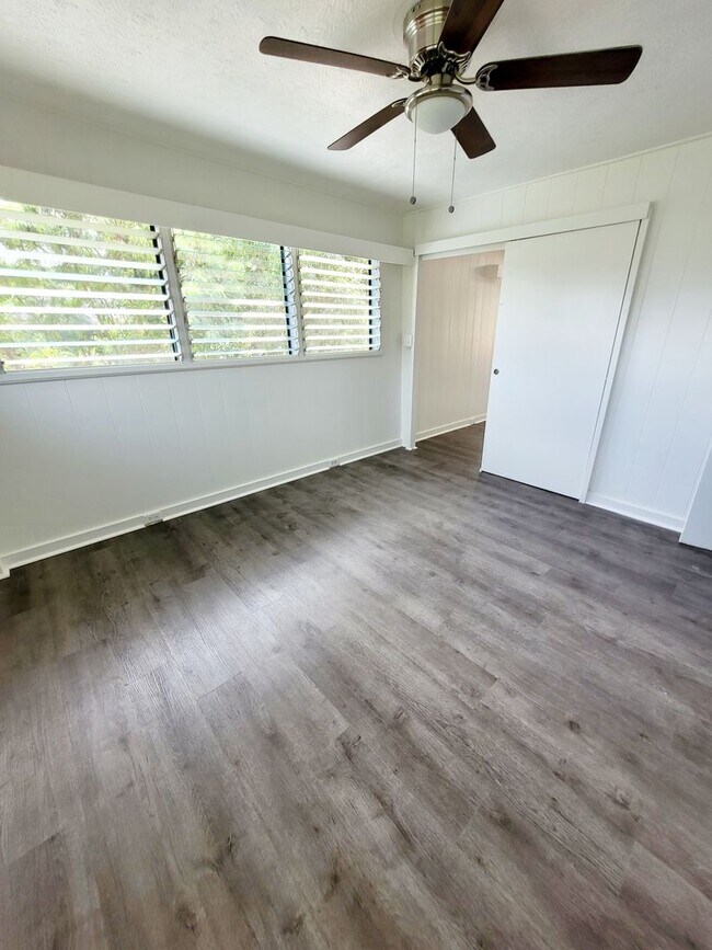 Building Photo - AVAILABLE NOW | 3 BED, 2 BATH HOME | Location: North Shore | Drive Up Parking Spaces, & Large Enc...