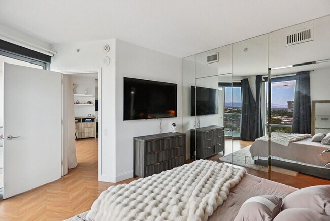 Building Photo - Turnberry Tower Beauty With Stunning Views