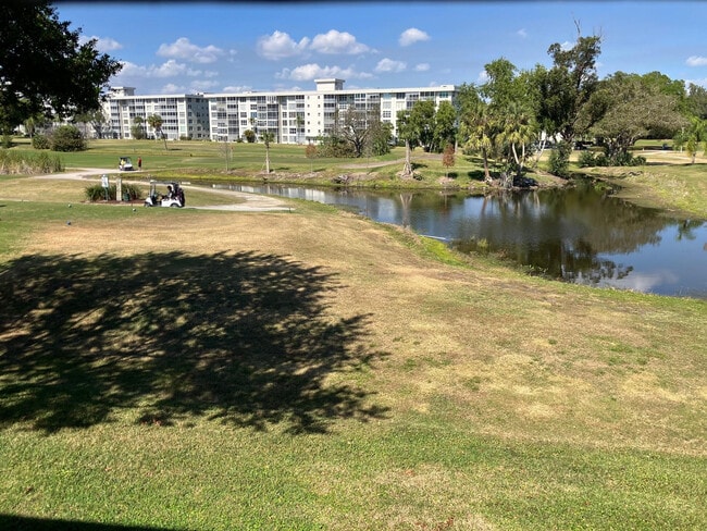 Building Photo - 2601 S Palm Aire Dr