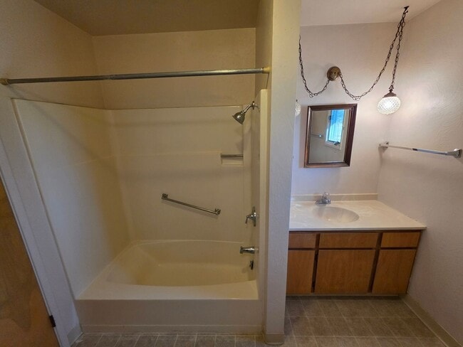 Building Photo - Single level duplex with attached single-c...