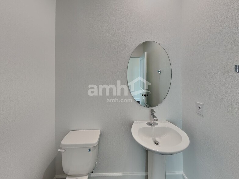 Building Photo - 126 Charmante Tulip Lane