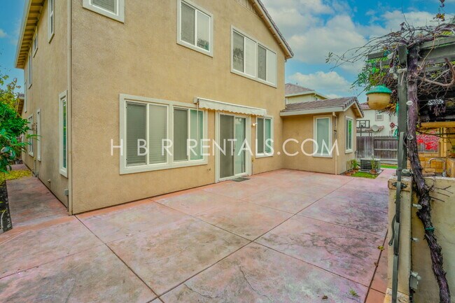 Building Photo - MANTECA RENTAL 4 BEDROOM OUTDOOR PIZZA OVEN in beautiful rear yard