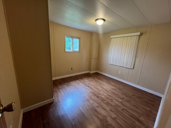 Building Photo - Quiet 2 bedroom home