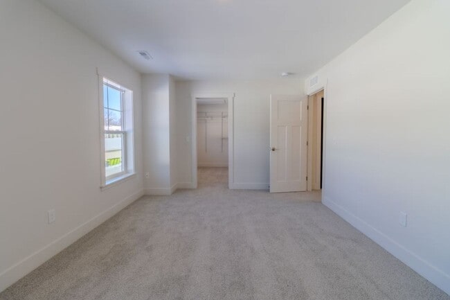 Building Photo - Premier Place and Premier Living!