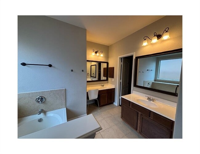 Building Photo - 15518 Huddleston Dr
