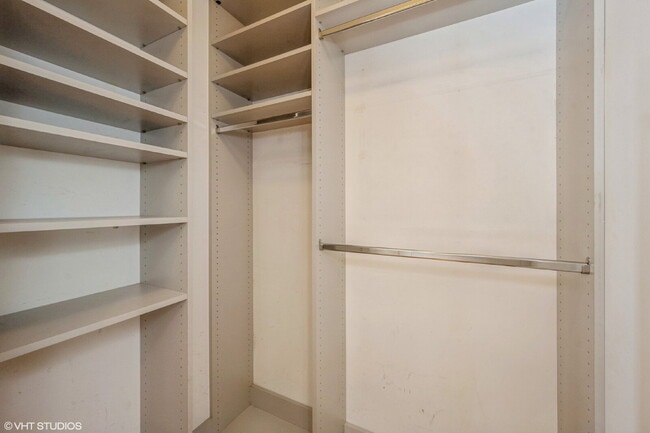 Building Photo - Impeccable 3 bedroom 2.5 bath condo located in the heart of Ukrainian Village / Humboldt Park / W...