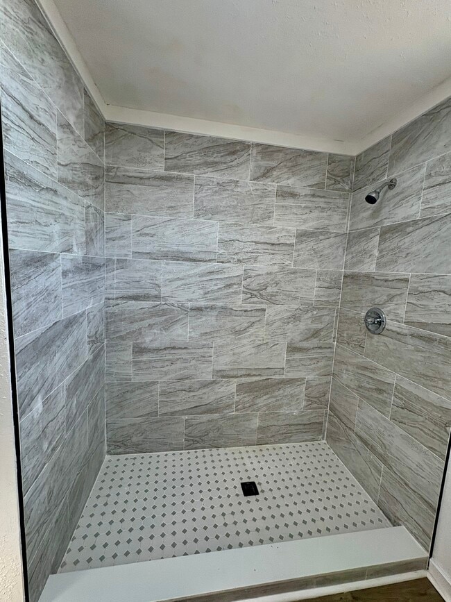 Building Photo - 889 W Main St