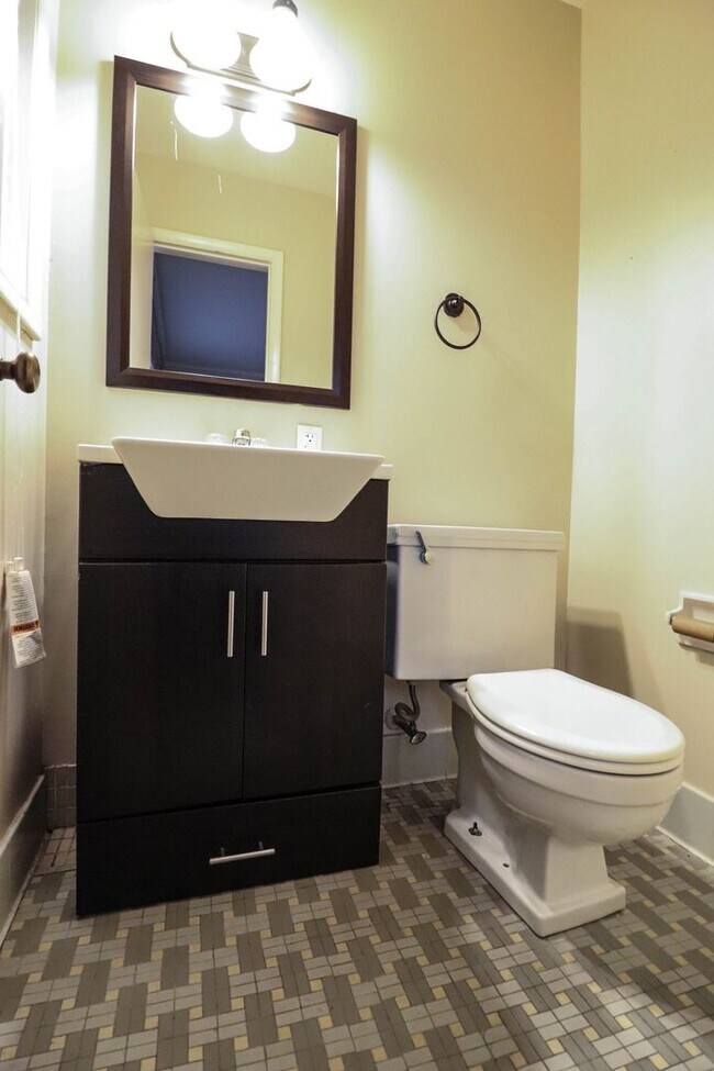 Building Photo - Darling 3 Bedroom With Hardwood Floors!