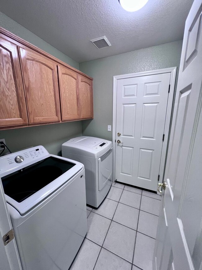 Building Photo - 654 Winery Ct