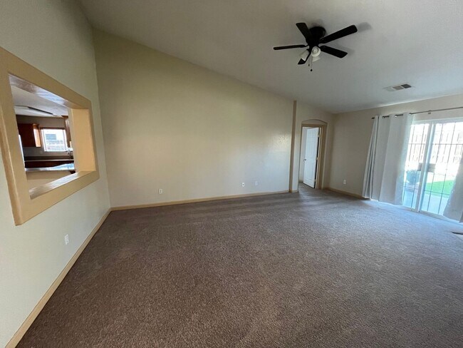 Building Photo - Charming home for rent in Visalia