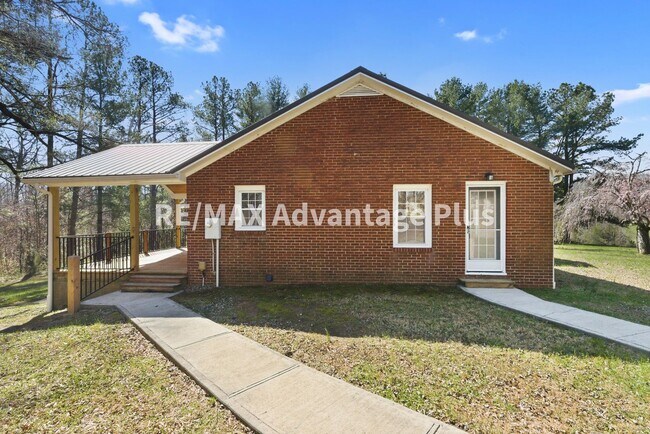 Building Photo - Beautiful brick home with full basement in Prospect