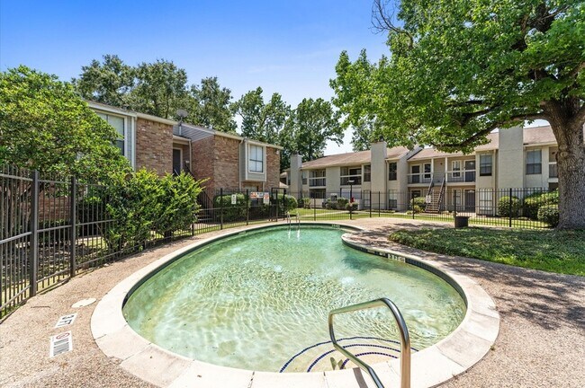 Building Photo - 17331 Red Oak Dr