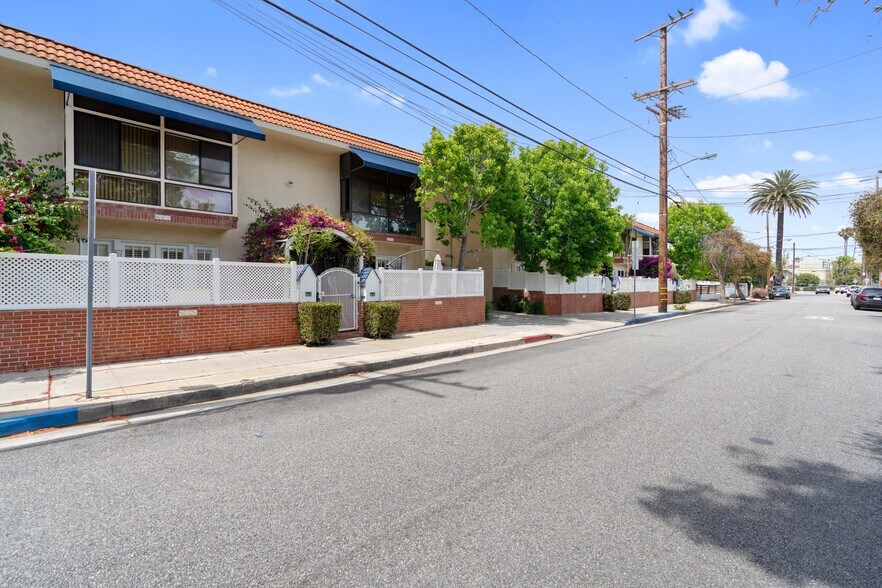 Building Photo - 639 Bay St