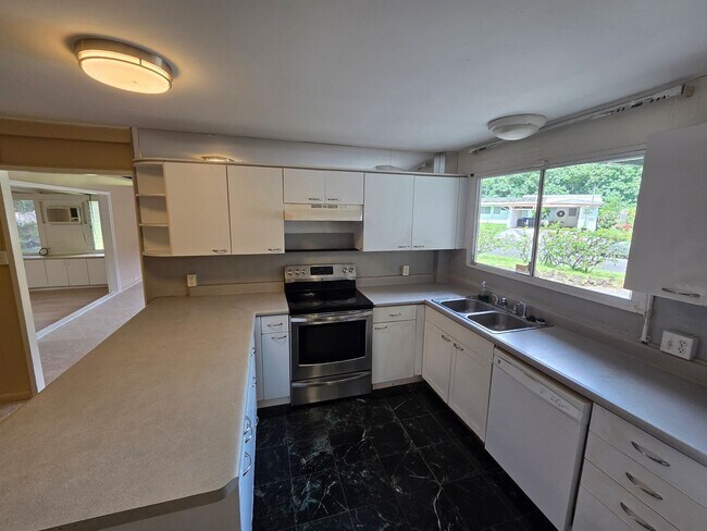 Building Photo - Charming 3 Bedroom 2 Bath Single Family Home in Manoa Valley
